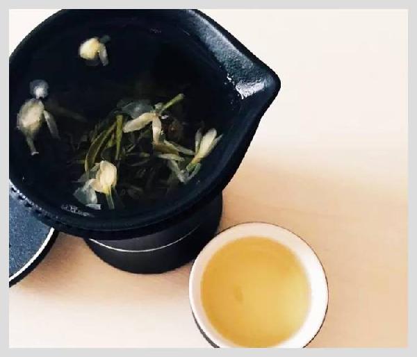 無印良品開了一家咖啡館，但主角是一款“性冷淡”的茶？|餐飲界