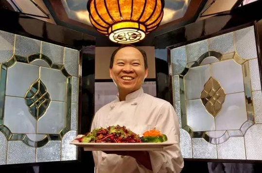 不懂英語！湖北農村娃逆襲成美十家餐廳老板，被美國人封為功夫廚神！