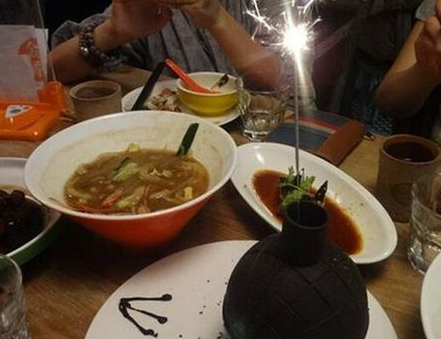 點(diǎn)了道餐廳特色“地雷菜” 誰知上桌真“炸”了，燙傷顧客