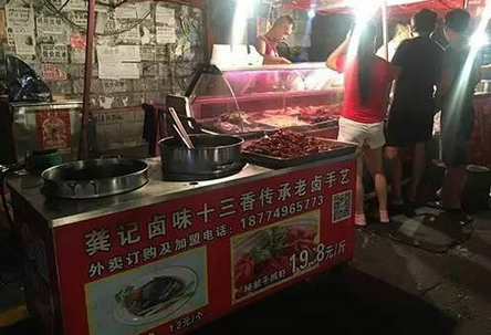 一天2000元銷(xiāo)售額，小龍蝦小推車(chē)模式有前景嗎？（上）