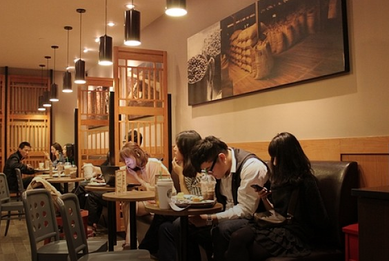 光中國同店銷售就增了 7%，星巴克重申全球開 12000 家新店的小目標