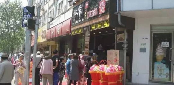 倆老太造謠新開(kāi)店的蛋糕肉松是棉花做的，被拘留5天
