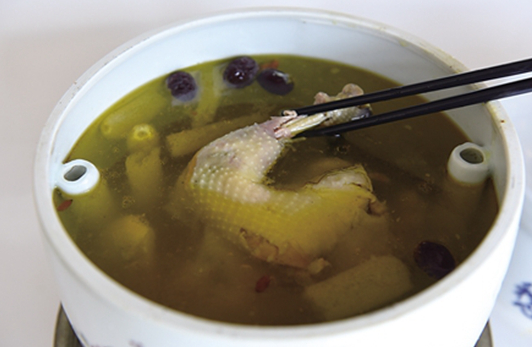 從放棄“鐵飯碗”到創(chuàng)辦餐飲企業(yè) 這道百年“雞湯”能否溫潤你的心靈？|餐飲界
