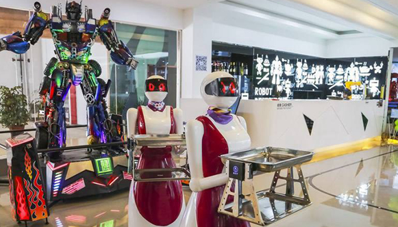 餐飲企業(yè)用工荒 服務機器人能不能救場|餐飲界