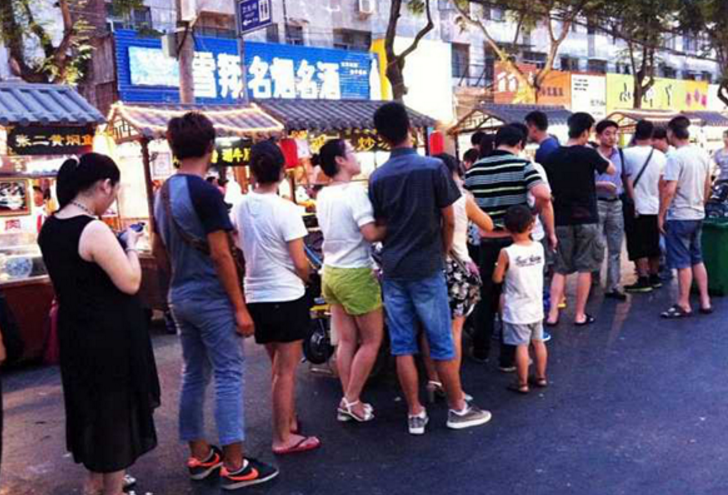 網(wǎng)紅餅店雇人排隊 20人隊伍有7人都是托