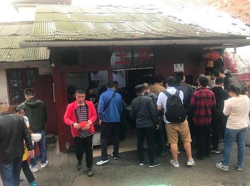 這家開了35年的老長沙米粉店，6塊錢一碗，6點就開始排隊了|餐飲界