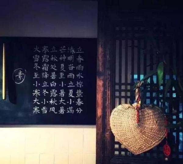 這家不足10平米的小店，只有一張桌子，無肉無酒，卻治愈了無數(shù)的過客