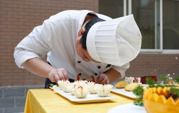 餐飲服務(wù)升級正當(dāng)時，服務(wù)模型、員工管理模式的正確打開方式是？