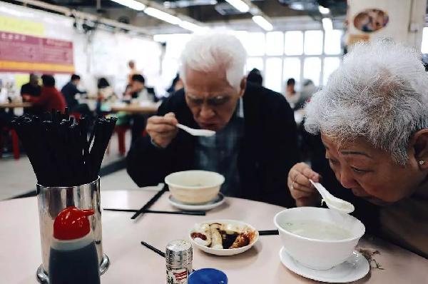 老順德人開的粥店，不僅在香港站穩(wěn)腳跟，還得到了周潤發(fā)的喜歡