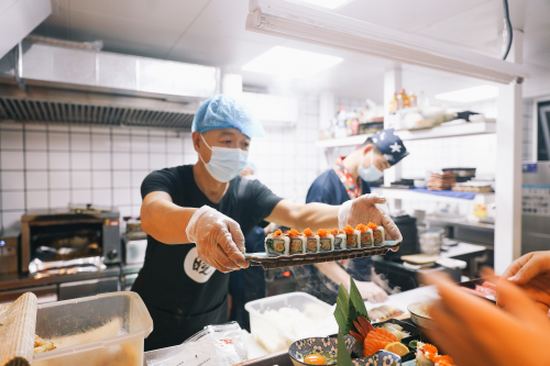 “小吃小喝”火爆 小餐飲獲資本青睞 “曉壽司”估值過(guò)億