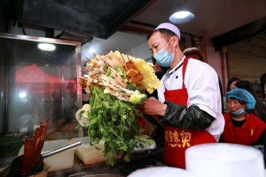 湘下佬老長沙吃貨鋪引領(lǐng)快餐小吃潮流，天水麻辣燙爆火折射消費新趨勢|餐飲界