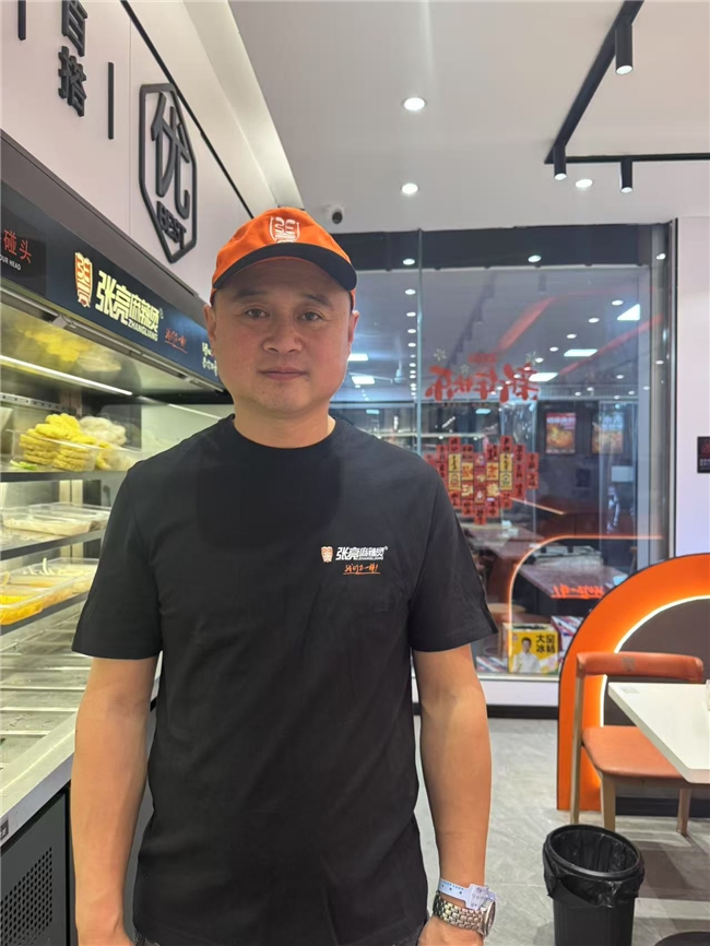 張亮麻辣燙加盟業(yè)主于海波：5年開(kāi)8店，煮沸四川不靠大廚靠體系|餐飲界
