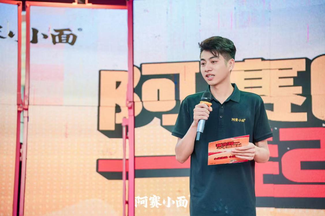 阿賽回鄉(xiāng)?一起出發(fā)！這場(chǎng)村里的發(fā)布會(huì)，藏著阿賽小面最動(dòng)人的初心|餐飲界