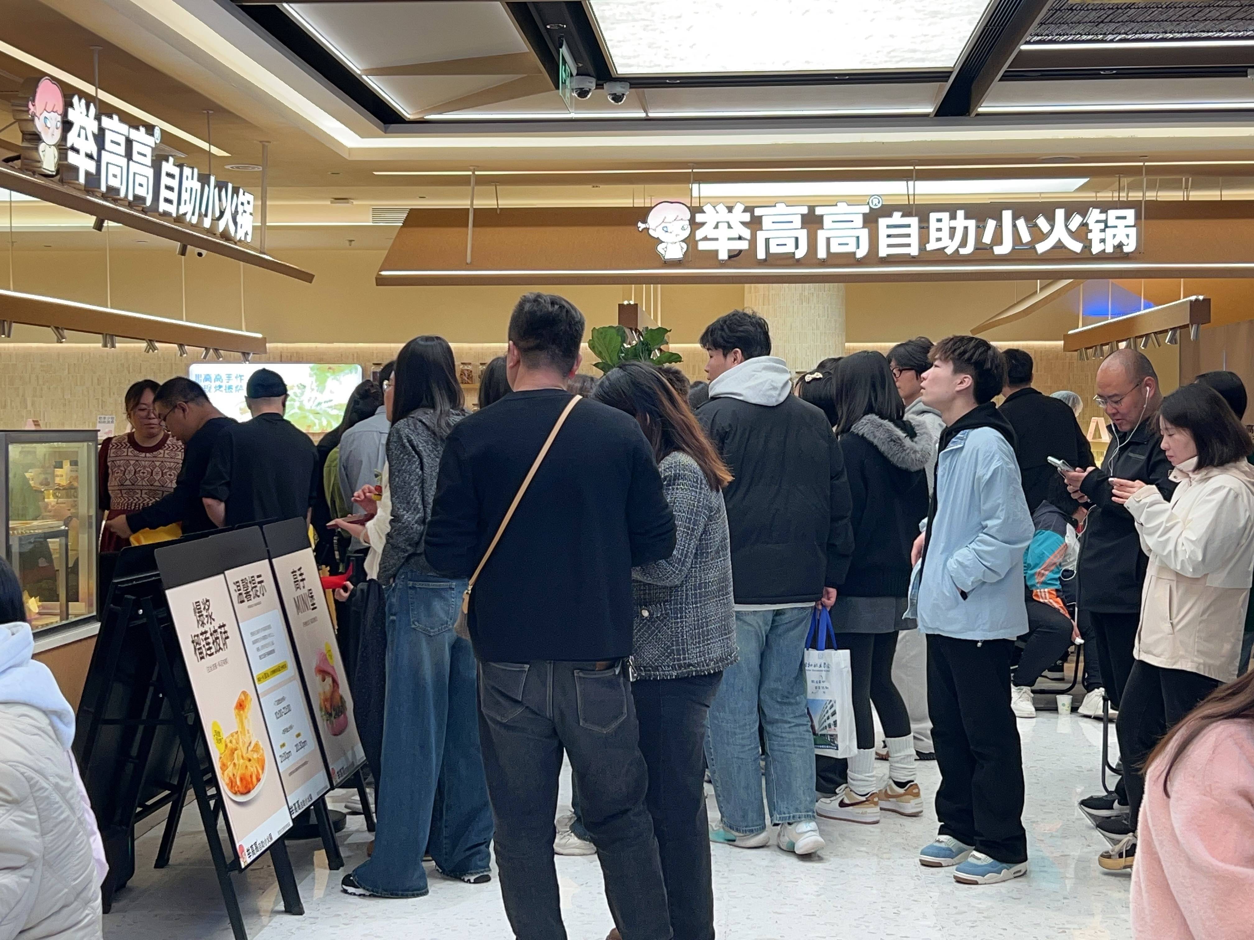 輕裝上陣的“舉高高”，為海底撈探出一條新路