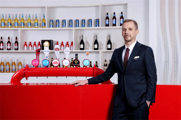 百威中國(guó)新總裁盛錦華“首秀”，高端啤酒巨頭接下來(lái)要怎么干？|餐飲界