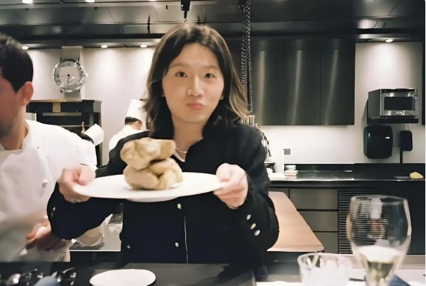 好利來“千金”上熱搜！現(xiàn)在的餐飲老板都去“內(nèi)娛”闖了？