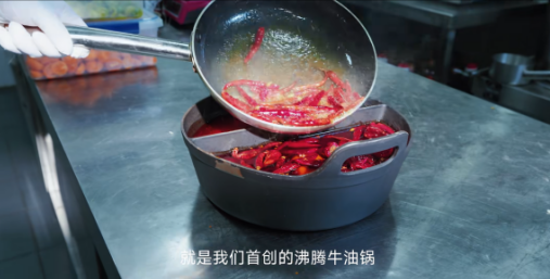 2026開年，一鍋“沸騰牛油”刷屏春晚與超級(jí)碗，它揭開了火鍋?zhàn)顨埧岬恼嫦?></a></dt>
<dd><a href=